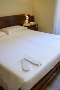 罗马卡普其尼酒店的睡床上一副眼镜