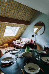 列日L’écrin vintage - Hors Château & Marches de Bueren的一间带桌子和沙发的用餐室