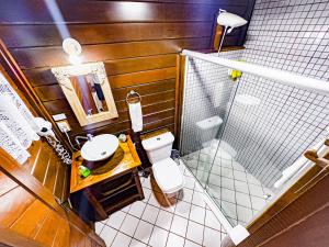 阿布拉奥坎布卡斯溪流酒店的浴室配有卫生间、盥洗盆和淋浴。