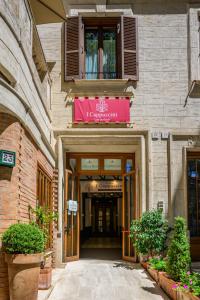 罗马卡普其尼酒店的建筑物入口,上面有粉红色的标志