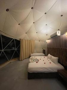 瓦迪拉姆Flower Life Camp的帐篷内一间卧室,配有一张大床