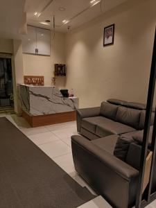古鲁瓦尤尔SREENARAYANA TOURIST HOME的带沙发和柜台的客厅