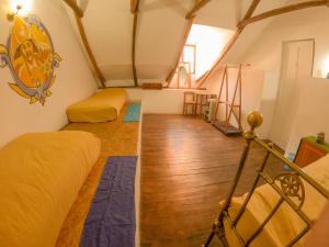 拉巴斯Anata Hostal的阁楼间设有两张床,铺有木地板
