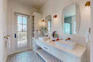 阿兰瑟斯港SBSL706 Luxury, Ocean front beach house, Hot Tub, Boardwalk to Beach的一间带两个盥洗盆和大镜子的浴室