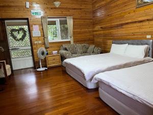 Hualing云享栈 的一间带两张床的卧室和一间带沙发的客厅