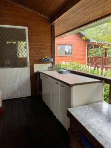 Hualing云享栈 的一个带柜台和水槽的户外厨房