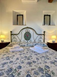塞吉阿诺Podere Montale Il Borgo的一间卧室配有一张床,上面有两条毛巾