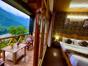 马拉里Bentenwood Resort - A Beutiful Scenic Mountain & River View的一间卧室设有一张床和一个美景阳台