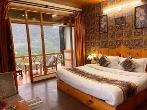 马拉里Bentenwood Resort - A Beutiful Scenic Mountain & River View的一间带大床的卧室和一个阳台