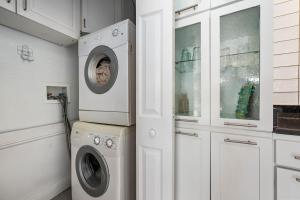 奥兰多Lovely Property at Winter Park - 131的洗衣房配有洗衣机和烘干机
