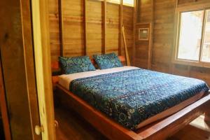 博卡斯德尔托罗Jungle beach 2 bedroom cottage的小木屋内一间卧室,配有一张床