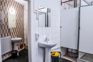 布加勒斯特HOSTEL SPORT BUCHAREST的浴室设有2个水槽和镜子