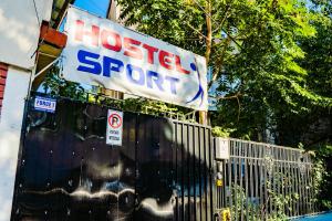 布加勒斯特HOSTEL SPORT BUCHAREST的表示旅馆支持围栏的标志