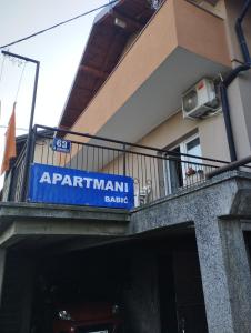 巴尼亚卢卡Apartmani "Babići"的公寓大楼阳台上的标志