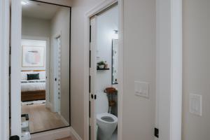 温哥华Heart of Downtown Restored Heritage Home的一间带卫生间和镜子的浴室