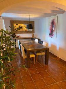 卡尼利亚斯-德阿尔拜达Finca Flor的一间带木桌和椅子的用餐室