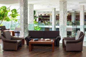 美洲海滩特内里费最佳酒店的大堂设有两张沙发和一张咖啡桌