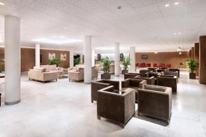 拉克鲁斯贝斯特塞米勒米斯酒店的大楼内一个带沙发和椅子的大堂