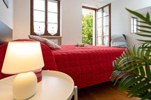巴多利诺TOWNHOUSE 71 - Regarda Travel的客厅配有红色的沙发和桌子