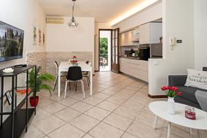 巴多利诺TOWNHOUSE 71 - Regarda Travel的一间带桌子的客厅和一间厨房