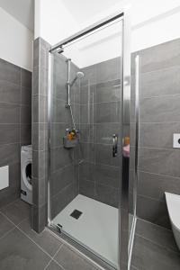 巴多利诺TOWNHOUSE 71 - Regarda Travel的浴室里设有玻璃门淋浴