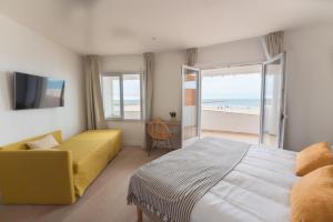 圣马迪拉莫Hôtel Casa Marina的一间卧室配有一张床,享有海滩美景