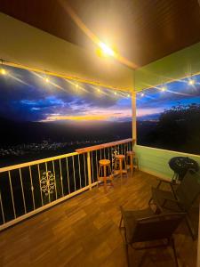奥罗西Orosi Mountain Lodge的阳台享有日落美景。
