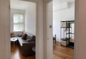 伦敦Central Location 2 bed flat, Zone II, London NW6的客厅配有沙发和桌子
