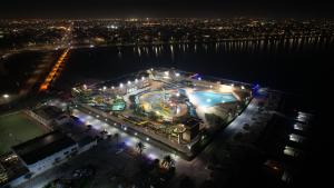 达曼Sea Club Resort的享有大楼的顶部景色,晚上设有游泳池
