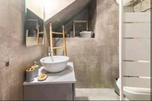 雅典Stunning studio near center of athens的一个带碗水槽的柜台浴室