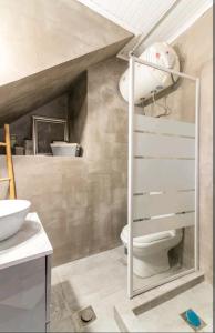 雅典Stunning studio near center of athens的浴室配有白色卫生间和盥洗盆。