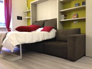 米兰梅勒佐公寓的客房内的床和沙发
