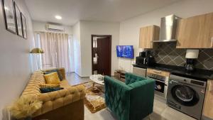 阿克拉Accra Luxury apartments at Oasis Park Residences的客厅配有沙发和椅子