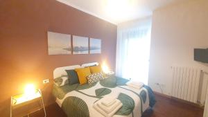 弗利RomagnaBNB Nereo的一间卧室配有一张带黄色枕头的床和一扇窗户