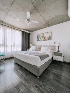 阿里卡Hotel Puerto Chinchorro的一间卧室配有一张大床和吊扇