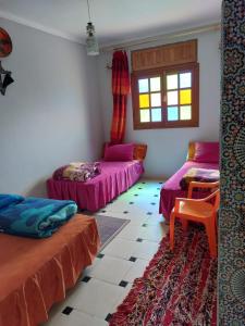 Kasba des Aït MoussaGite Rahhaoui Simo的客房设有两张床和窗户。