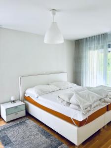芙露姆赛山Casa Luna A - CharmingStay的白色的卧室设有一张大床和一个窗户