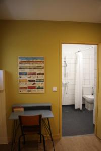 SoyonsLa Gare Soyons的一间带水槽和卫生间的浴室