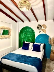 麦德林Spring Hostel的一间卧室配有一张带绿色床头板的床