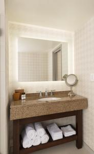 剑桥Hyatt Regency Boston/Cambridge的浴室配有盥洗盆、镜子和毛巾