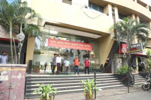 孟买Hotel Shiv Leela Grand的一群站在建筑物前的人
