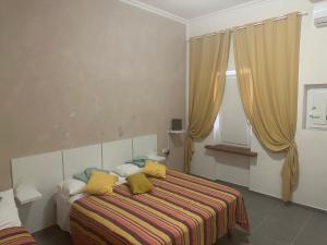 罗马My House Gemelli的一间卧室配有一张带黄色枕头的床