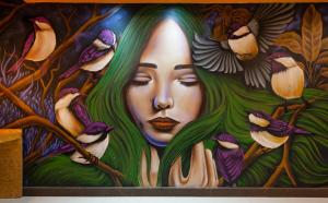 马瑙斯Mural Living Hotel Manaus的鸟儿的女人的壁画