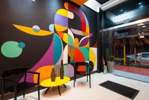 马瑙斯Mural Living Hotel Manaus的商店墙上的彩色壁画