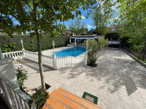 纳瓦尔卡内罗Villa Flores的后院设有游泳池和围栏