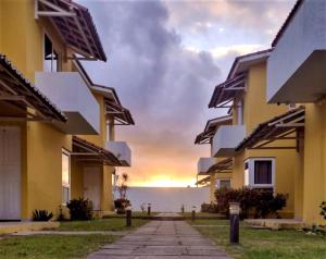 皮廷布Praia Bela Paraíba Casa 220的从度假村的庭院欣赏到海景