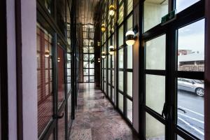 圣丹尼斯奥斯特拉尔酒店的建筑中一个空的走廊,有窗户