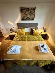 海斯3 Bed Ground Floor Apartment - Hot Tub Optional的一间卧室配有一张床,上面有两条毛巾