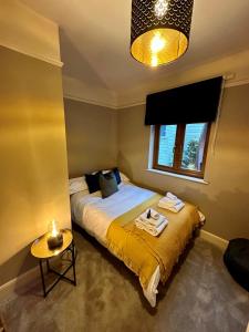海斯3 Bed Ground Floor Apartment - Hot Tub Optional的一间卧室设有一张床和一个窗口