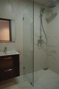 沃利迪耶Seashell的带淋浴和盥洗盆的浴室